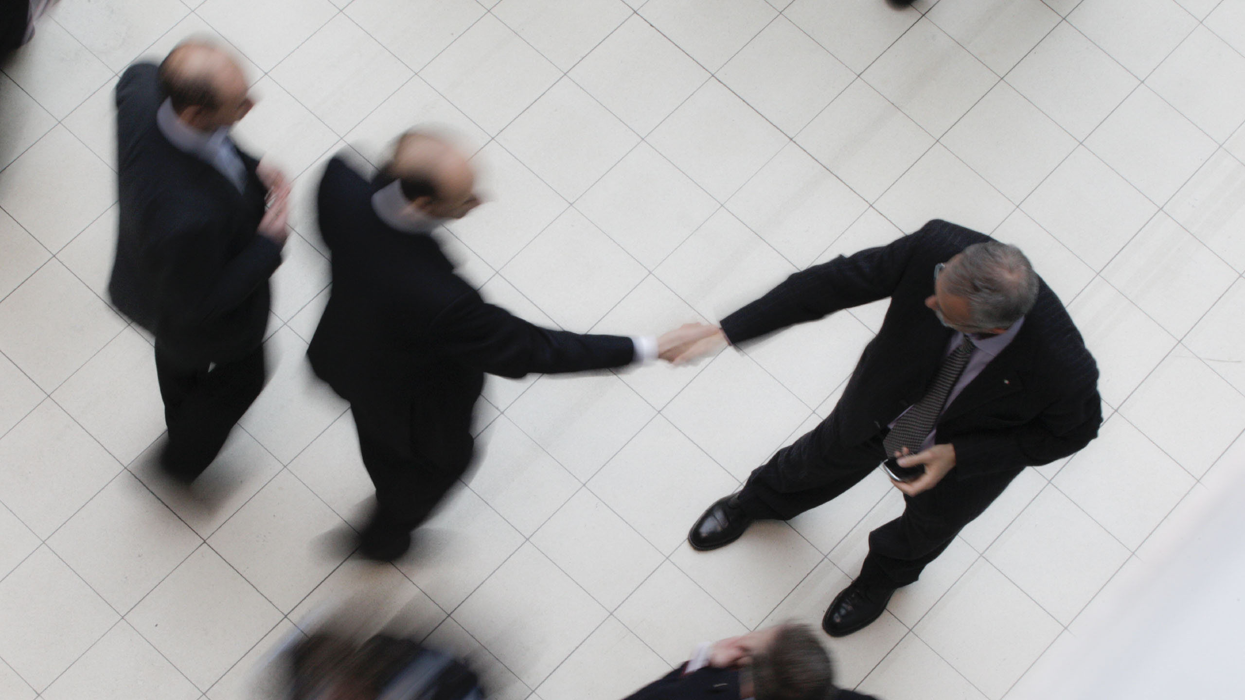 imagen de hombres de negocios dandose la mano