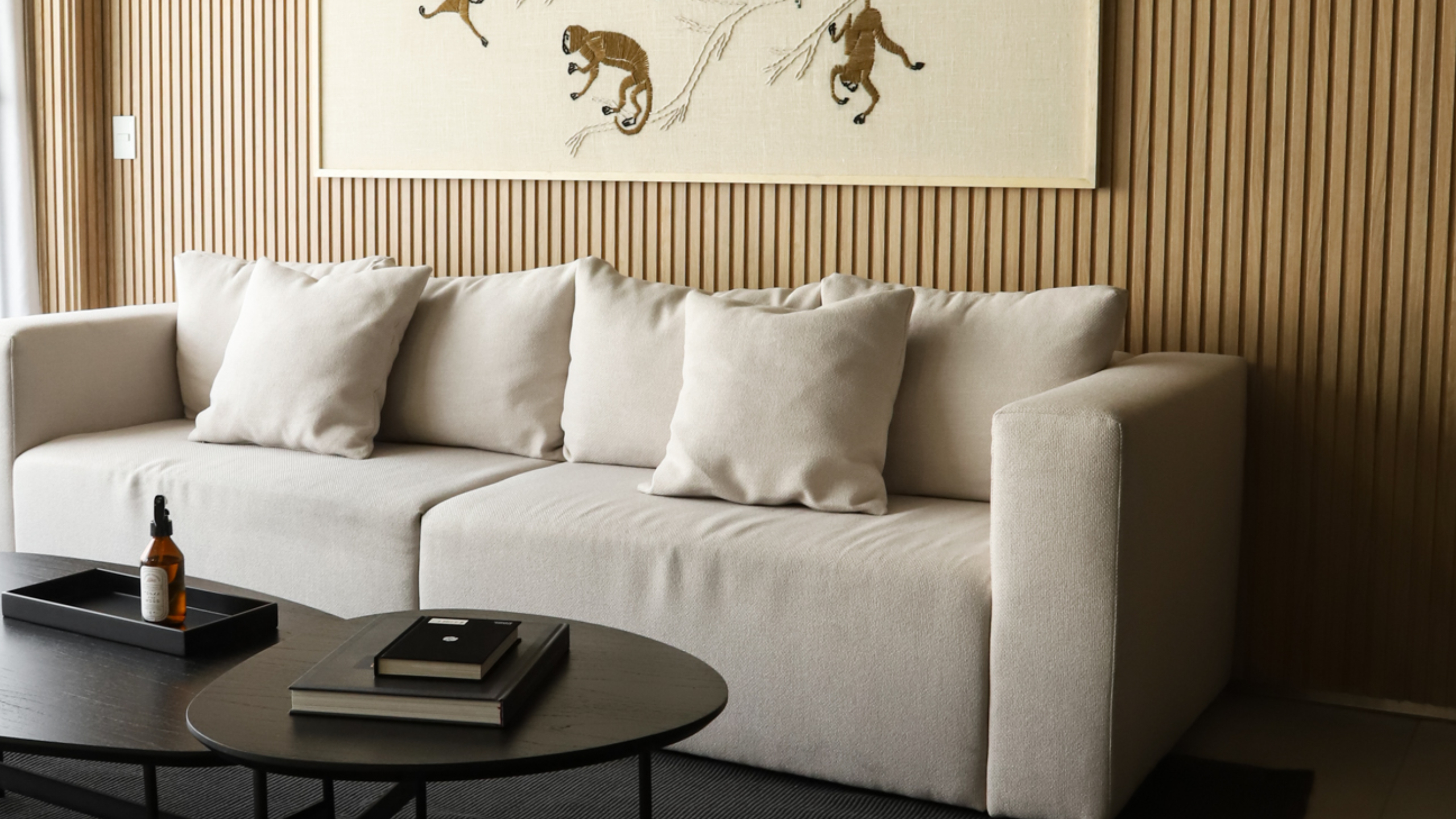 foto de un sillon y una mesita ratona, en un hall de hotel