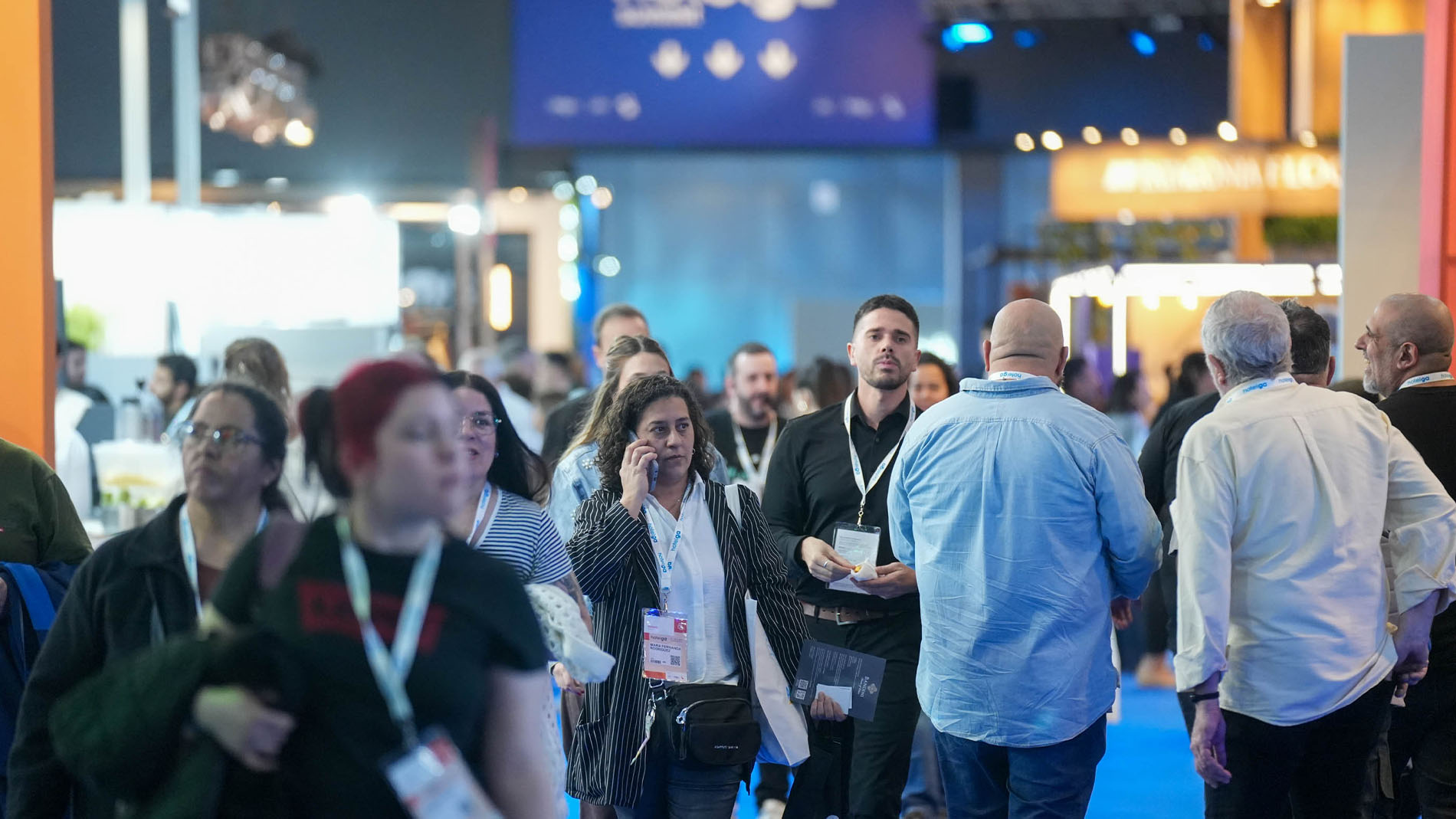 foto de personas caminando por los pasillos de Hotelga